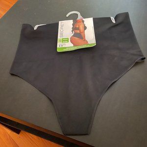 2 briefs times 2 (4) Secret Seamless Medium Size thong Secret briefs Black